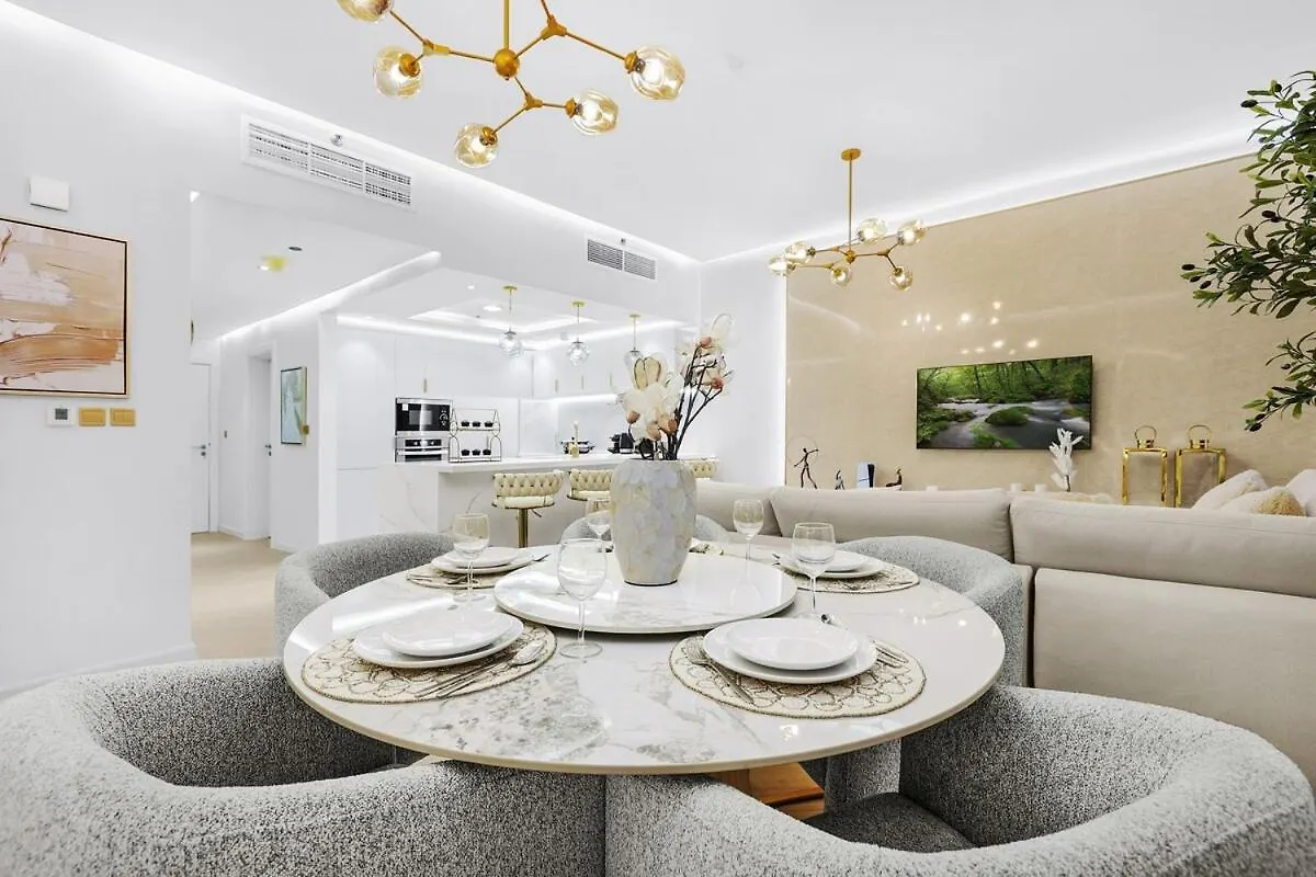 First Class 2Br Downtown Lively Getaway Dubai Apartment
