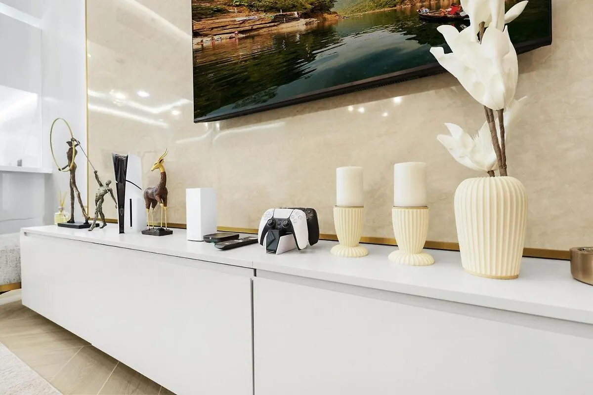 First Class 2Br Downtown Lively Getaway Dubai Apartment